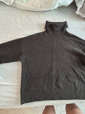 Women’s H&M chocolate wool turtleneck (somewhat crop) Size Medium